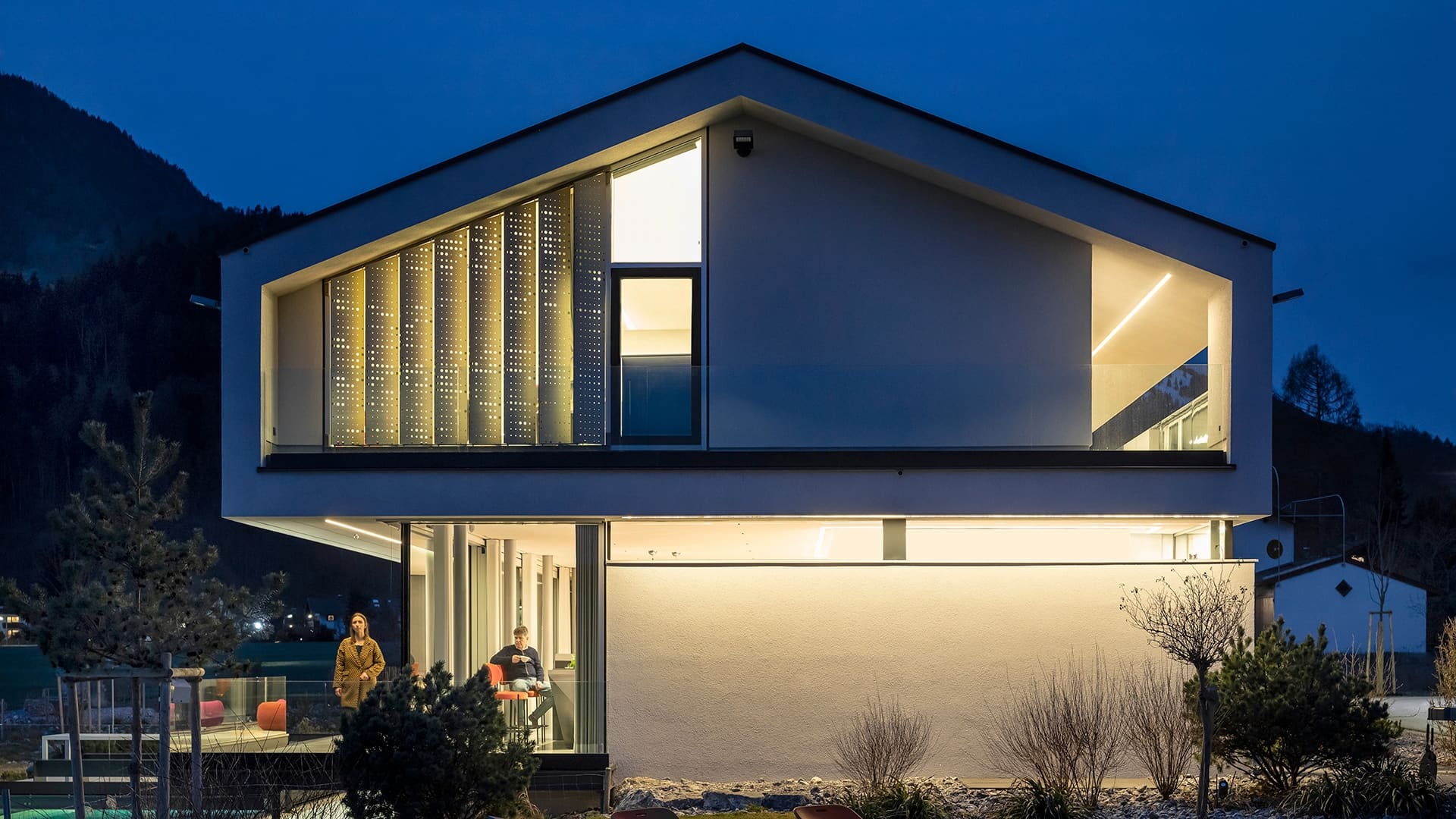 iGuzzini Linealuce 27 illuminates the side of a house