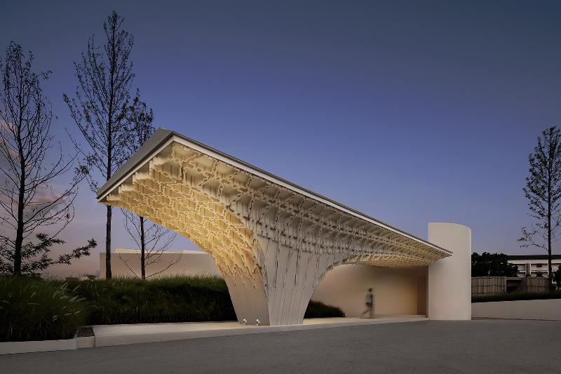 WE-EF FLC300 Projector Series lighting illuminates architectural details