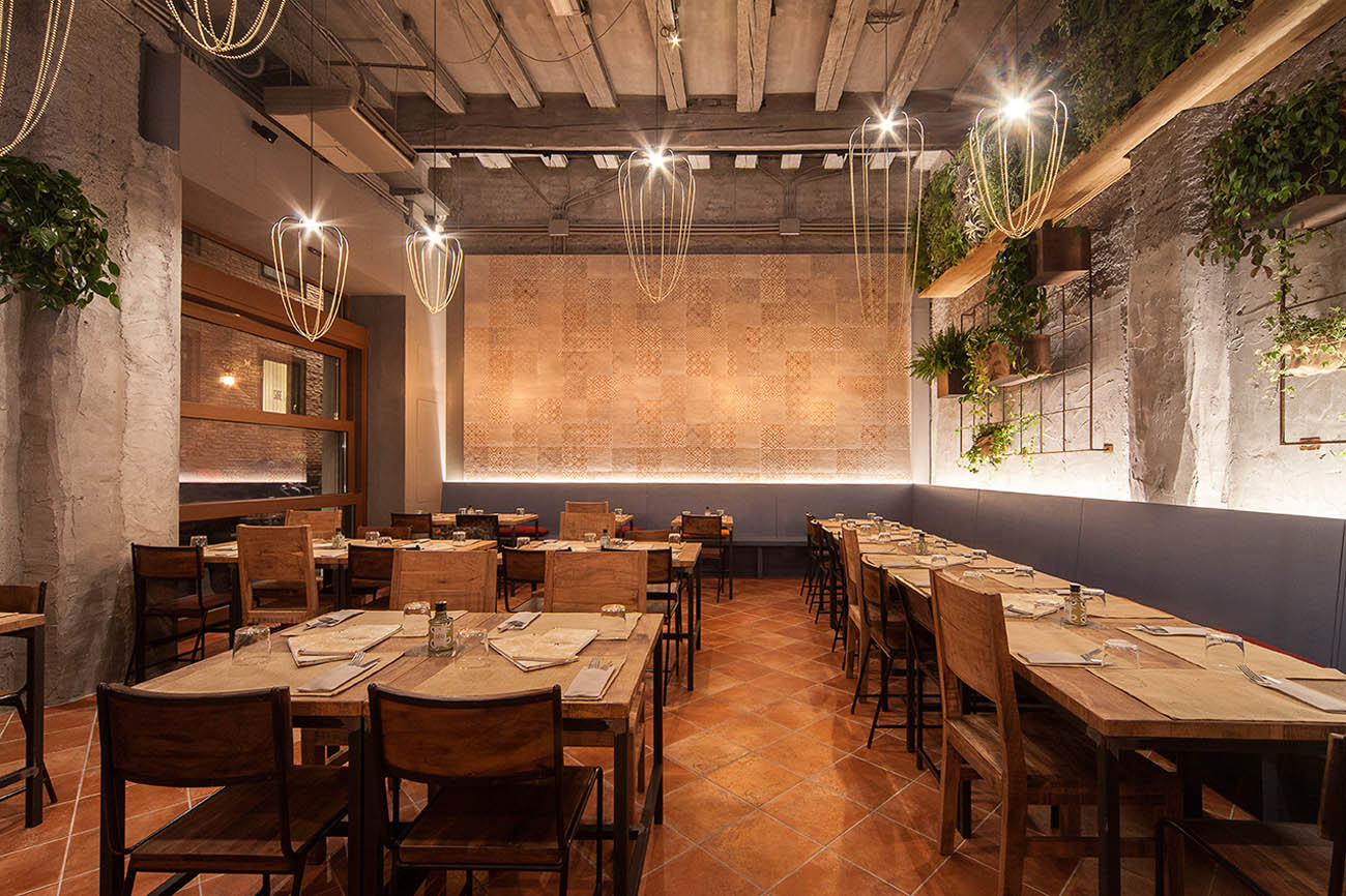 Pendant mount LED lighting from Axolight in a restaurant