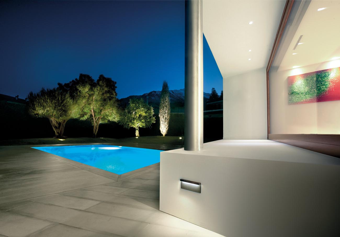 5Cento by Sistemalux step lights near a pool