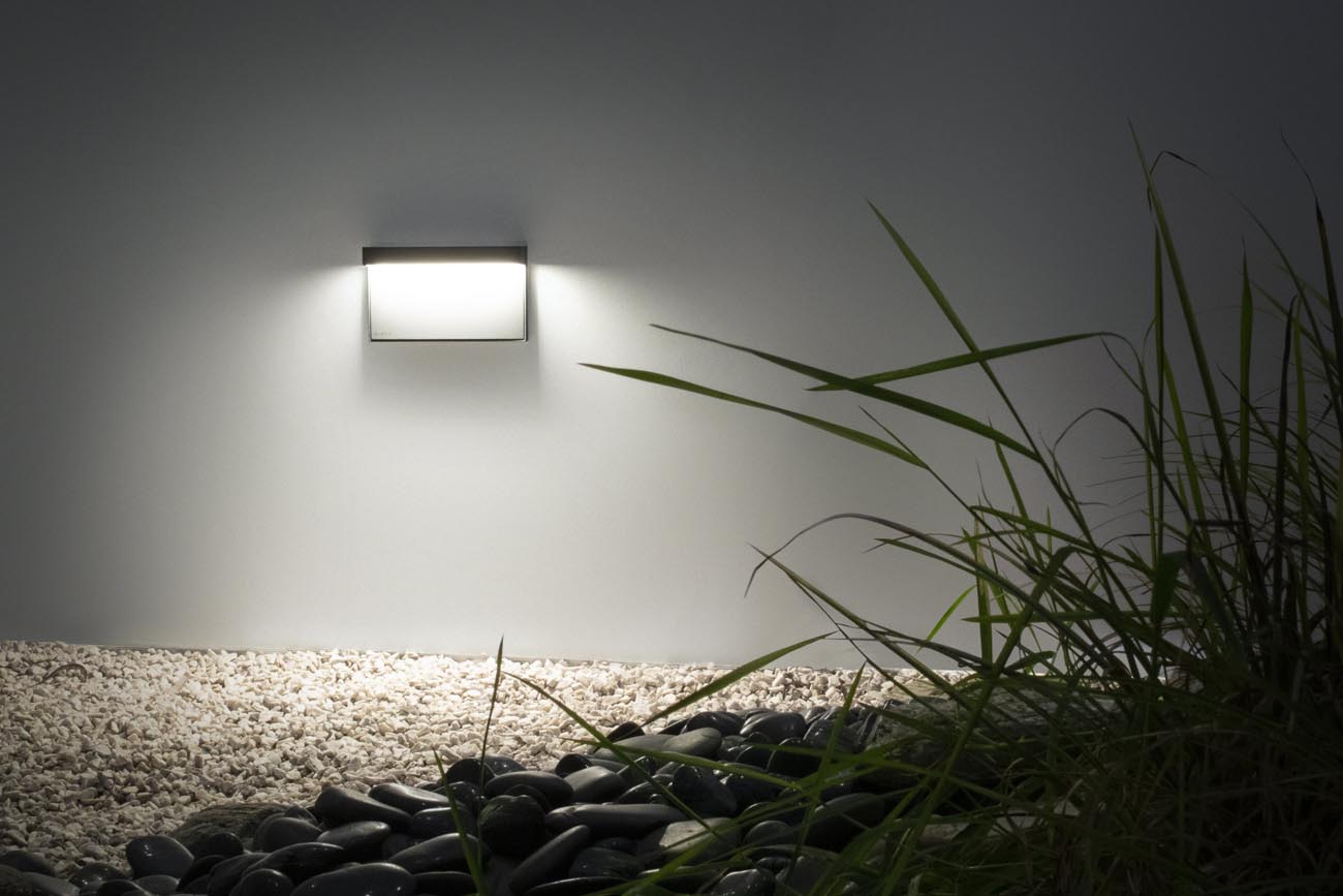 5Cento by Sistemalux step lights installed in an outdoor garden.